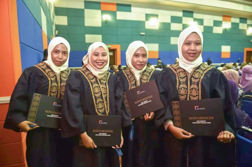 malaysian graduates during their graduation ceremony