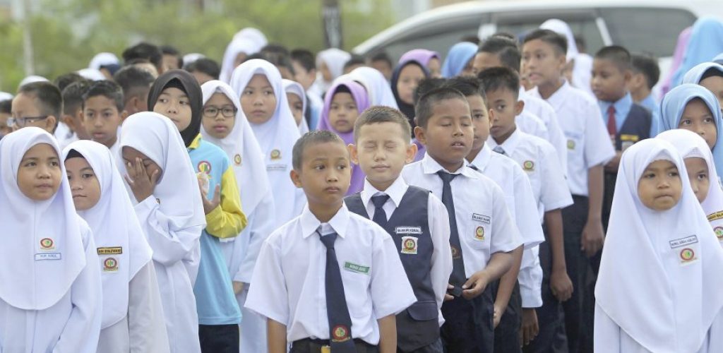 SUNGAI PETANI 01 JANUARI 2018. Gelagat murid yang hadir beratur pada perhimpunan hari pertama persekolahan tahun 2018 yang bermula hari ini di Sekolah Kebangsaan Seri Pinang. NSTP/SHARUL HAFIZ ZAM