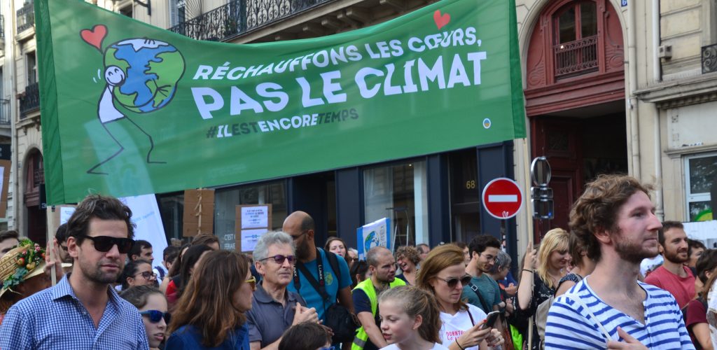 Climate_change_protesters_march_in_Paris_streets_(30369417857)